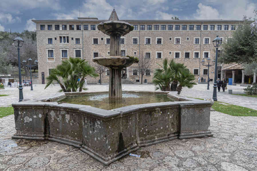 Mallorca - Escorca 04 - Monestir de Nostra Senyora de Lluc - plaça dels Peregrins.jpg